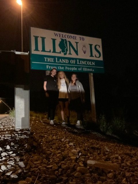 A photo of the Illinois state line sign