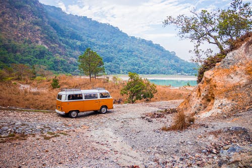 Photo of an old van with a nice landscape. Photo by Alfonso Escalante from Pexels.